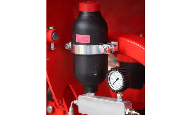 Floating system with accumulator
